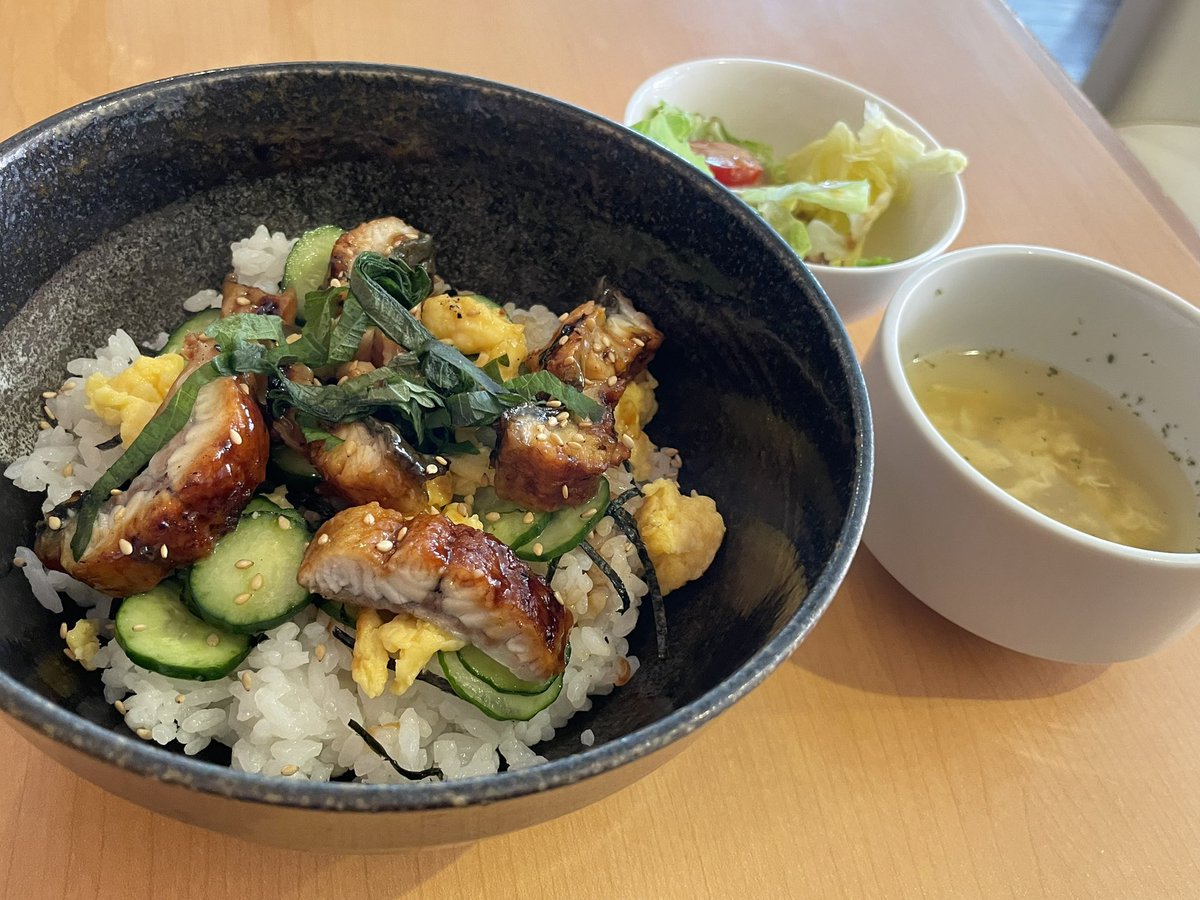 uplinecorp's tweet photo. アキバで食べられる
今日のランチ

鰻のチラシ寿司999円、最高かっ❗️

#honeyhoney  
#ハニーハニー
#メイドカフェ 
#秋葉原 https://t.co/dJbz8eXpl4