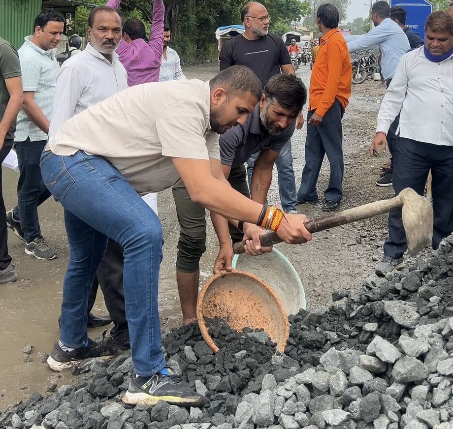 kunalsolanki351's tweet photo. आज #वार्ड75 पालदा में सड़क की हालत बद से बदतर हो चुकी है। ट्रैफिक जाम, गड्ढे और जलभराव ने लोगों का जीना मुश्किल कर दिया है।
नगर निगम की अनदेखी के चलते अब नागरिक खुद मजबूर होकर हमें स्वयं सड़क की मरम्मत करनी पड़ रही है।
#ward75 #NagarnigamWakeUp #Palda #Indore https://t.co/VBYvS1Sb9R