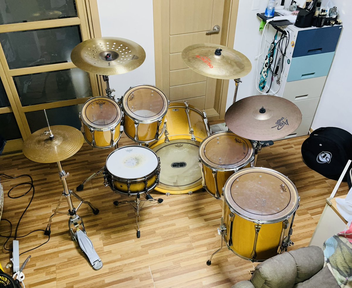 탐홀더, 심벌 스탠드, 스네어 스탠드 도착
차이나만 두 장이지만 이것저것 긁어모으니 어찌어찌 모양은 나옴ㅋㅋ
이제 크래쉬 두 장만 있으면 완성일 듯