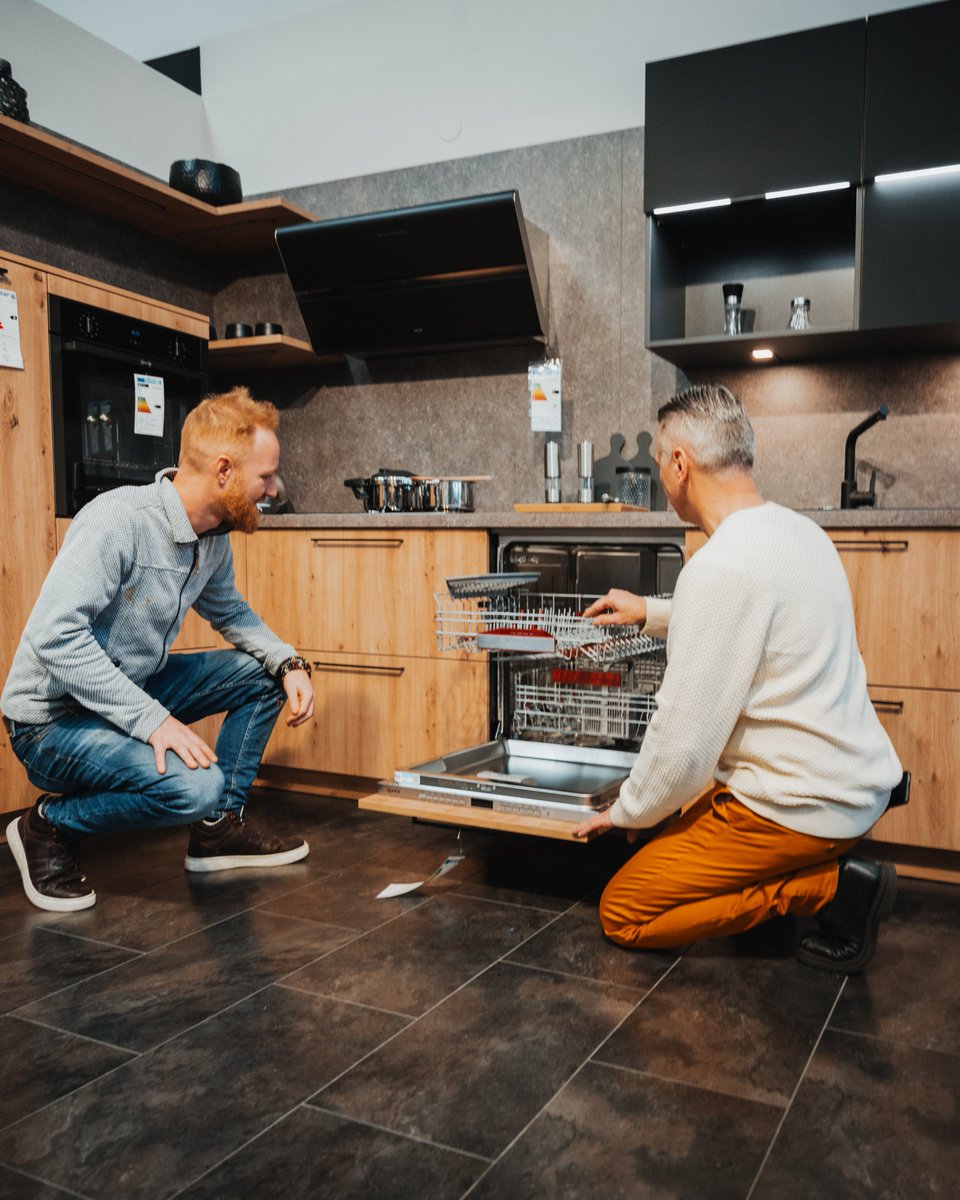 Moin 😊! Smarte Single-Küche mit komp. Backofen &amp; App-Steuerung spart Zeit! 🔧 Platzsparend &amp; stilvoll. 🏠 10 J. Garantie. Klick: kuechenmennen-beratung.de #KüchenMennen #Pewsum