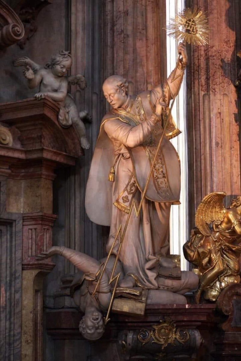UniCatolicos_es's tweet image. San Ignacio de Loyola nos enseñó que la verdadera guerra espiritual se libra con el poder de la fe y la oración. Hoy celebramos su festividad.

Imagen de San Ignacio de Loyola pisoteando al hereje Lutero con el poder de la Sagrada Eucaristía. Iglesia de San Nicolás, Praga