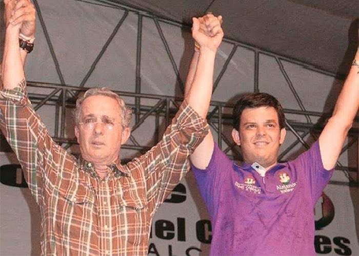 🚨 #ATENCIÓN | El exgobernador uribista Alejandro Lyons fue deportado desde EE.UU. y entregado a las autoridades por el delito de concierto para delinquir.

¡Y así se siguen destapando los vínculos del uribismo con la corrupción! ¿Cuántos más faltan por caer? 🤔
