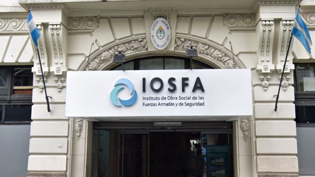 Agustín Rossi (@rossiagustinok) on Twitter photo Por acá alguien preguntó como dejamos nosotros al IOSFA: CON SUPERAVIT! En 2019, cuando asumí como Ministro designé a <a href="/DiazPerezDario/">Darío Díaz Pérez</a> que hizo una gran gestión durante los 4 años.
En 2019 Macri nos había dejado una pésima situación, nosotros la ordenamos y después llegó Petri Por acá alguien preguntó como dejamos nosotros al IOSFA: CON SUPERAVIT! En 2019, cuando asumí como Ministro designé a <a href="/DiazPerezDario/">Darío Díaz Pérez</a> que hizo una gran gestión durante los 4 años.
En 2019 Macri nos había dejado una pésima situación, nosotros la ordenamos y después llegó Petri