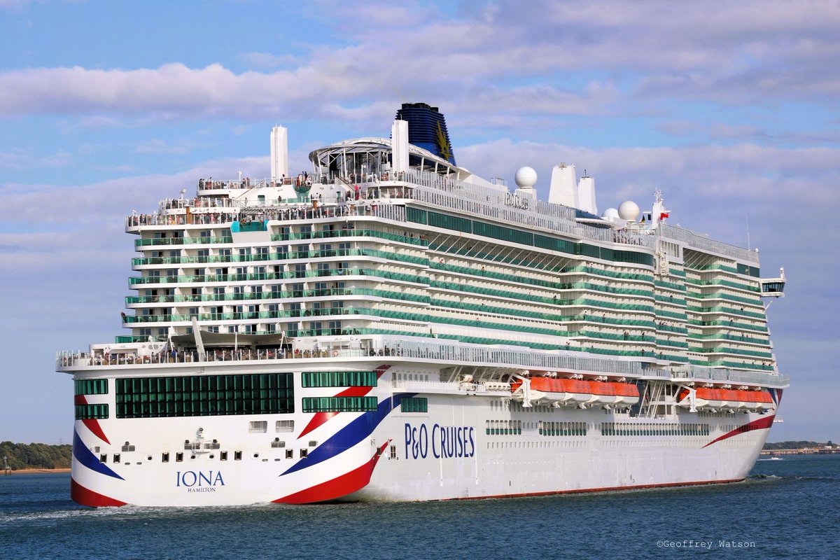 Iona departing Southampton 26/7/25.
Built Germany 2020 - 184,089GT
IMO 9826548.
#cruising #germany #bermuda #PandO #carnival #southampton #shipping #maritime #passengers #marinephotography #solent #marine