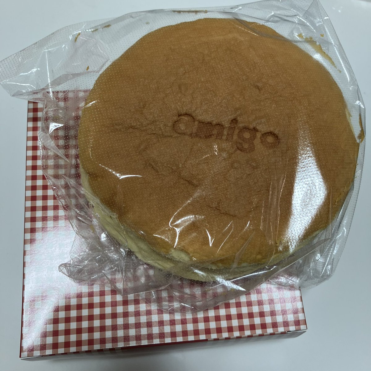 神奈川にも今月オープンした大阪の、り○ろーおじさんに似てるとウワサの気になってたチーズケーキのお店 その名もアミーゴ
仕事帰りに寄ったらタイミングよく5分後の整理券ゲット
無事に仕事復帰した自分にご褒美だー✨