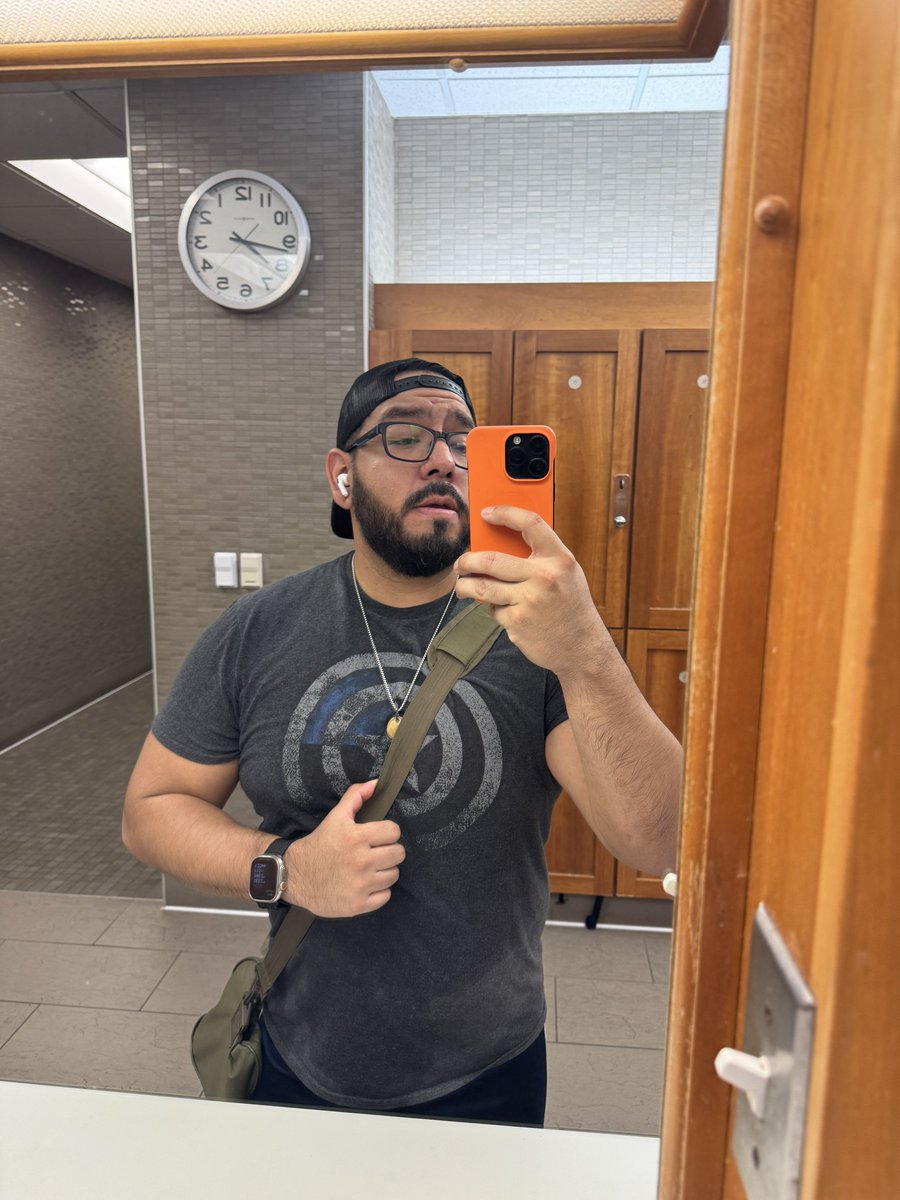 PilsburryFitBoy's tweet photo. Gym selfie                             Destroyed Hole https://t.co/n0pAkQ0gxp