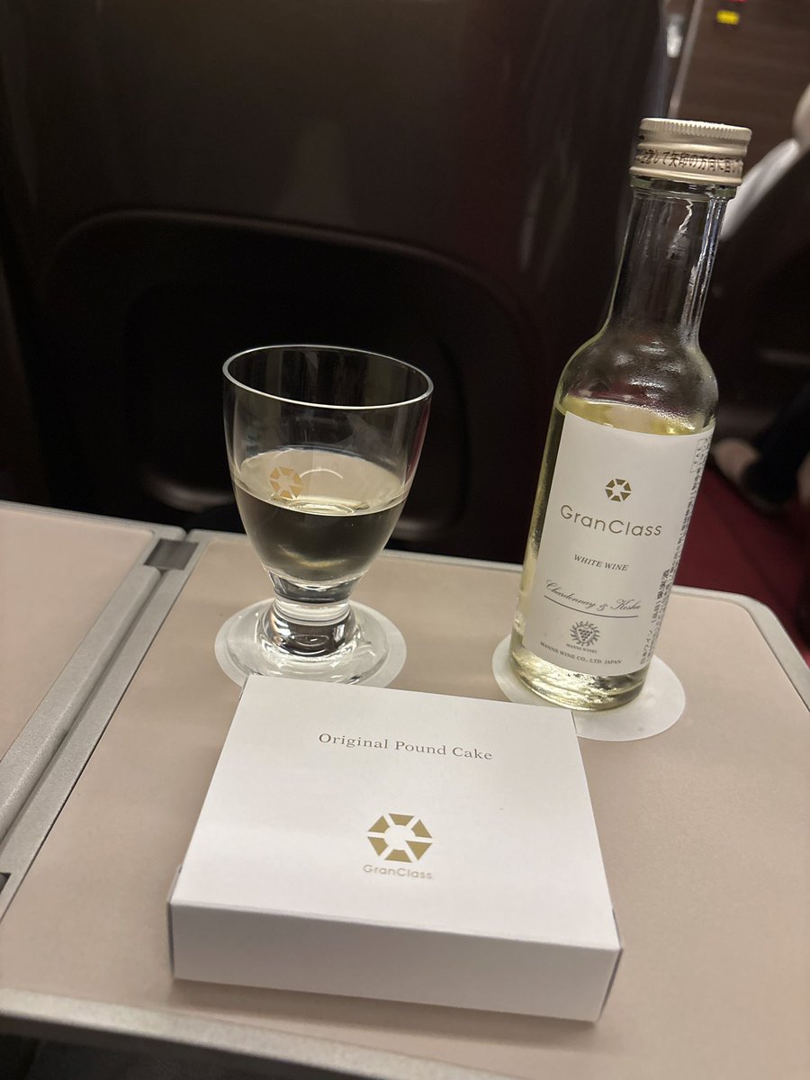 今回の仙台の新幹線はグリーン車よりもさらに上のグランクラスで。
軽食付き、飲み放題で座席もめちゃくちゃよかった