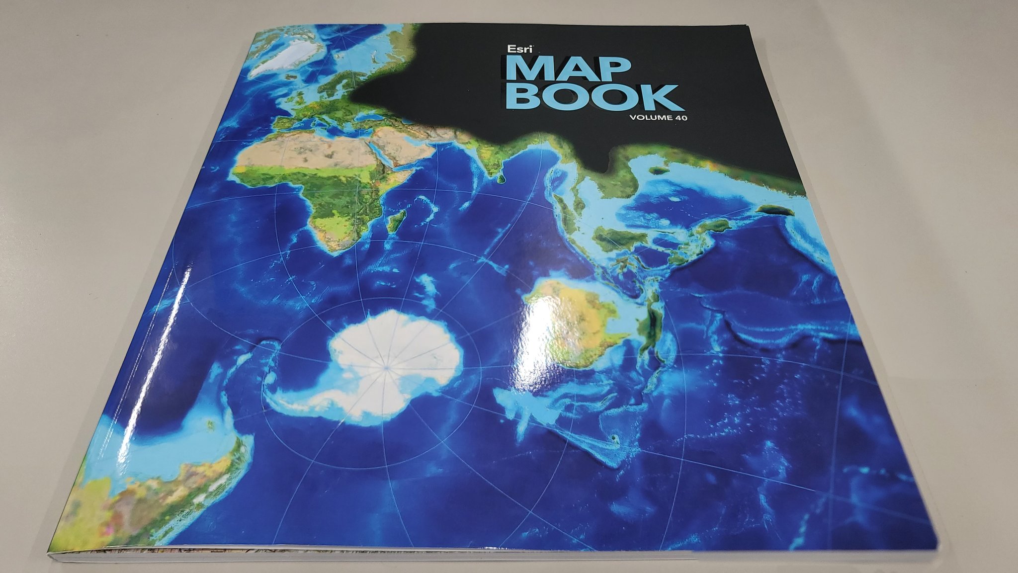 MAPS と Atlas of Adventures　大きい本ハードカバー2冊 MAPS と Atlas of Adventures 大きい本ハードカバー2冊 洋書