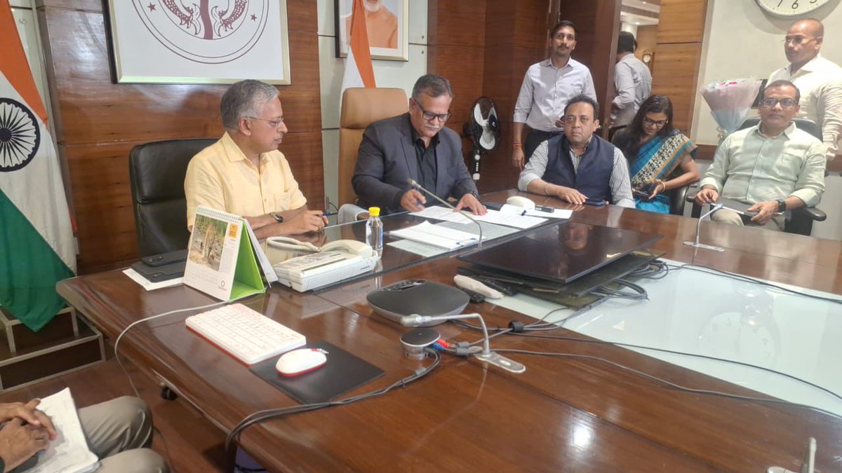 Dkumarchandel's tweet image. वरिष्ठ आईएएस शशि प्रकाश गोयल बने उत्तर प्रदेश के नए मुख्य सचिव 
लखनऊ में निवर्तमान मुख्य सचिव मनोज कुमार सिंह से कार्यभार ग्रहण करते हुए
@JagranNews 
@spgoyal 
@aapka_vineet