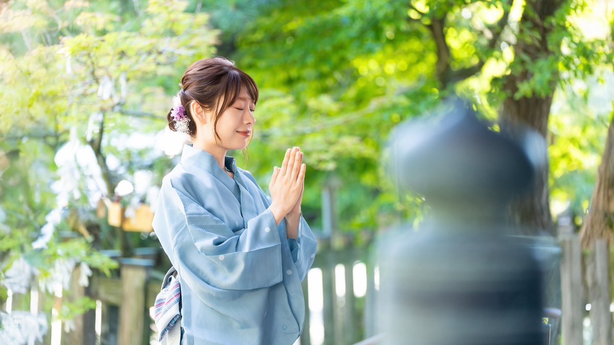 Obon (お盆) denen yaz tatili dönemi (genellikle 13-16 Ağustos arası) vefat etmiş aile üyelerinin ruhlarının sevdiklerini ziyaret ettiği söylenen bir zamandır. ✨🤍Geleneksel olarak aile evinde bir araya gelinir, mezarlık ziyaretleri yapılır veya Bon dans etkinlikleri düzenlenir.