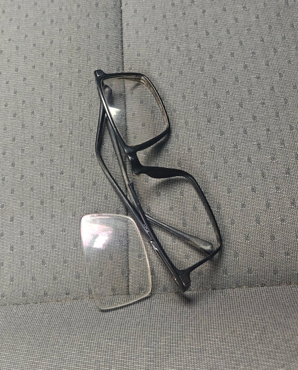 Kurwa!
Seda väljaminekut küll vaja polnud. 😭
(ei, ei istunud peale, lihtsalt hommikul prille ette pannes käis "krõps"!)