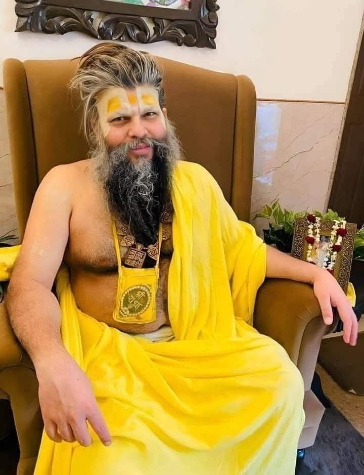 एक साधु वर्षा के जल में प्रेम और मस्ती से भरा चला जा रहा था...

कि इस साधु ने एक मिठाई की दुकान को देखा जहां एक कढ़ाई में गरम दूध उबाला जा रहा था तो मौसम के हिसाब से दूसरी कढ़ाई में गरमा गरम जलेबियां तैयार हो रही थी।

साधु कुछ क्षणों के लिए वहाँ रुक गया..शायद भूख का एहसास हो रहा