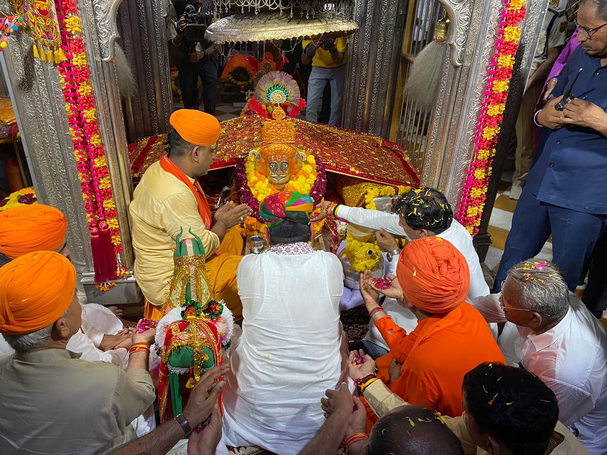 Kailash Choudhary (@kailashbaytu) on Twitter photo माननीय मुख्यमंत्री श्री <a href="/BhajanlalBjp/">Bhajanlal Sharma</a> जी के साथ रामदेवरा(जैसलमेर) में लोक देवता बाबा रामदेव जी की समाधि स्थल पर विधिवत दर्शन-पूजन कर आशीर्वाद प्राप्त किया एवं समस्त देश-प्रदेशवासियों के सुख-समृद्धि व खुशहाली हेतु मंगलकामना की।
जय बाबे री! माननीय मुख्यमंत्री श्री <a href="/BhajanlalBjp/">Bhajanlal Sharma</a> जी के साथ रामदेवरा(जैसलमेर) में लोक देवता बाबा रामदेव जी की समाधि स्थल पर विधिवत दर्शन-पूजन कर आशीर्वाद प्राप्त किया एवं समस्त देश-प्रदेशवासियों के सुख-समृद्धि व खुशहाली हेतु मंगलकामना की।
जय बाबे री!