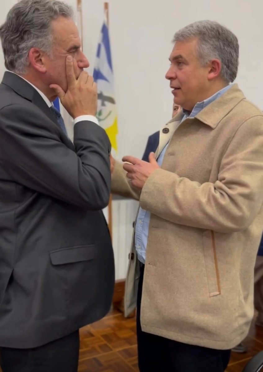 comuna33's tweet image. Importante instancia entre el Intendente Departamental y el Presidente de la Republica.              
En Congreso de Intendentes, el Dr. Mario  Silvera dialogó con el Presidente Yamandu Orsi, sobre la realidad nacional y sobre problemas que acucian a las Intendencias.