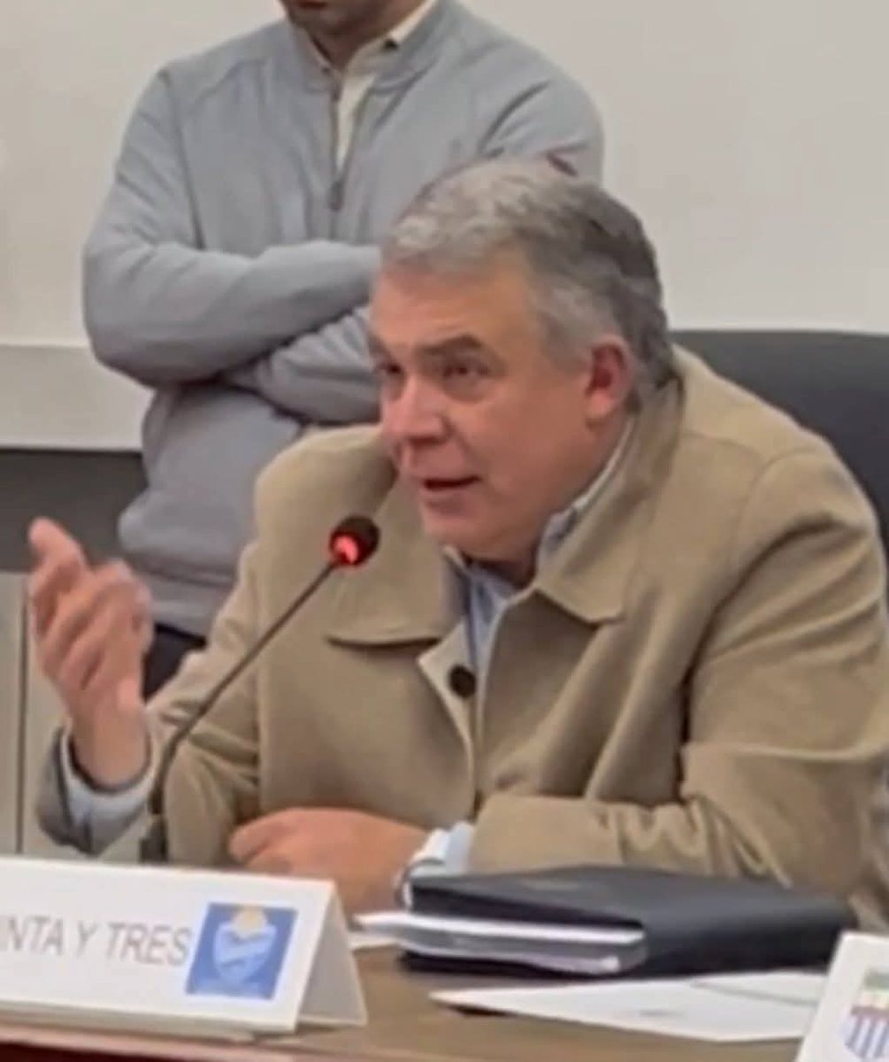 comuna33's tweet image. Importante instancia entre el Intendente Departamental y el Presidente de la Republica.              
En Congreso de Intendentes, el Dr. Mario  Silvera dialogó con el Presidente Yamandu Orsi, sobre la realidad nacional y sobre problemas que acucian a las Intendencias.