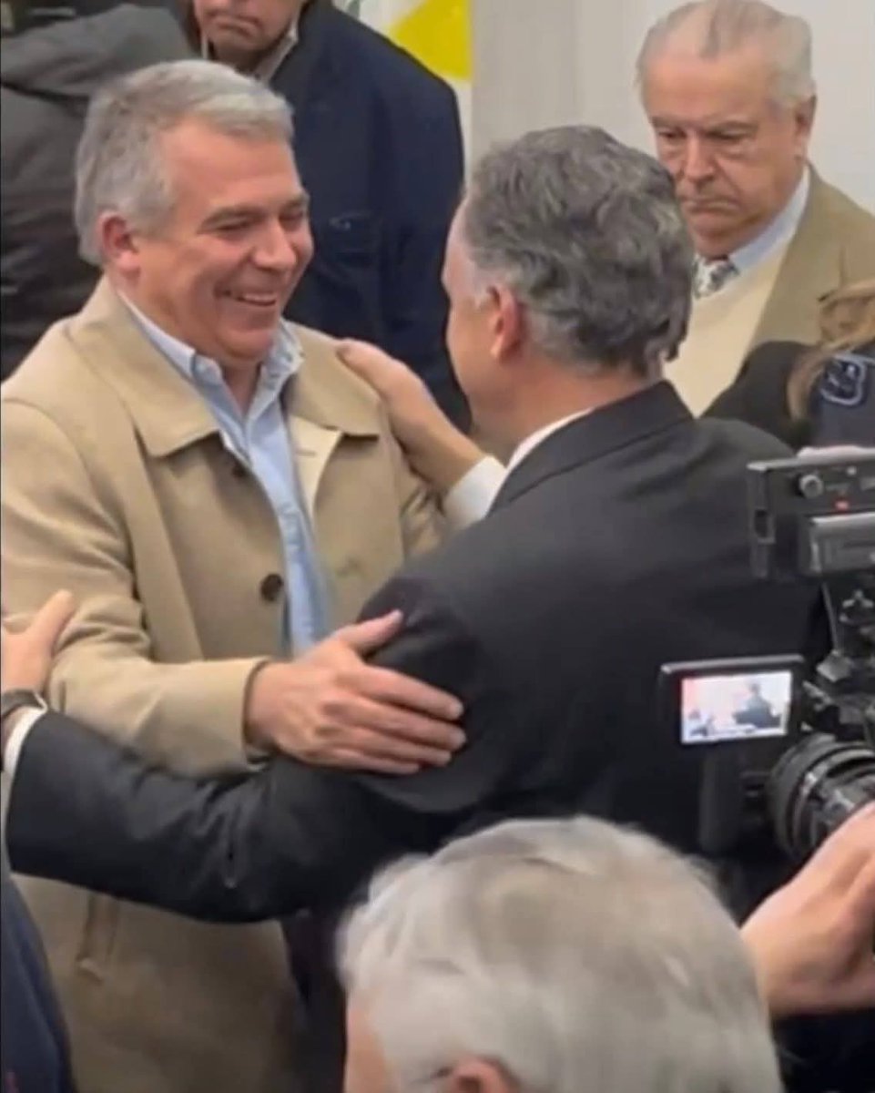 comuna33's tweet image. Importante instancia entre el Intendente Departamental y el Presidente de la Republica.              
En Congreso de Intendentes, el Dr. Mario  Silvera dialogó con el Presidente Yamandu Orsi, sobre la realidad nacional y sobre problemas que acucian a las Intendencias.