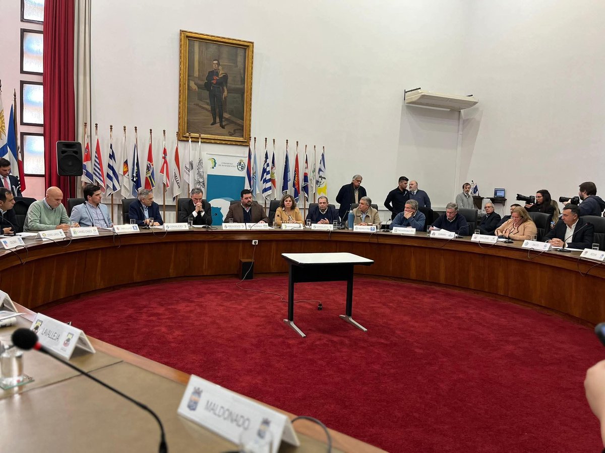 comuna33's tweet image. Importante instancia entre el Intendente Departamental y el Presidente de la Republica.              
En Congreso de Intendentes, el Dr. Mario  Silvera dialogó con el Presidente Yamandu Orsi, sobre la realidad nacional y sobre problemas que acucian a las Intendencias.