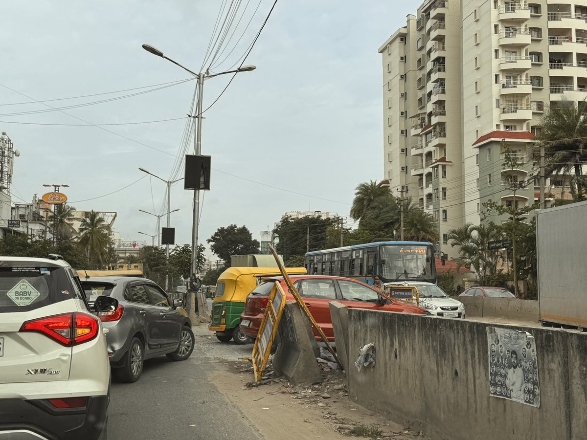 Souva73's tweet photo. @bellandurutrfps what is the advantage of opening a gap opposite springfields for u turn. It causes traffic to pile up as cars u turn. Instead open the Harlur road right turn as all the u turn cars are anyway going into Harlur road. https://t.co/55igYS0juX