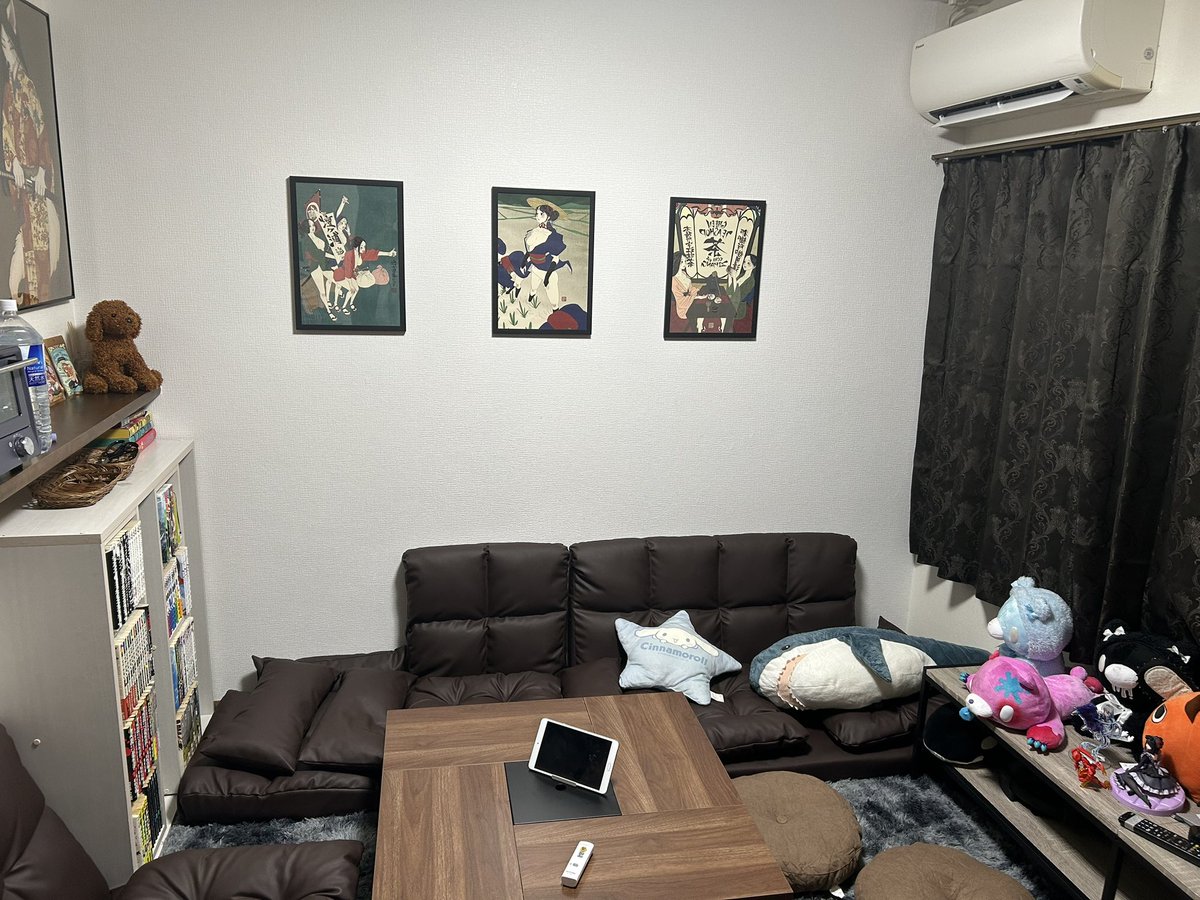 好きな物詰めた新居ができたよ

明らかに元々何らかの病院であったろう建物を改装している築40年くらい経ってるマンションですが部屋自体はリノベーションされてて綺麗なので毎日廃ビルを根城にしてる街の変わり者ロールプレイングができるので皆さんにもオススメです。