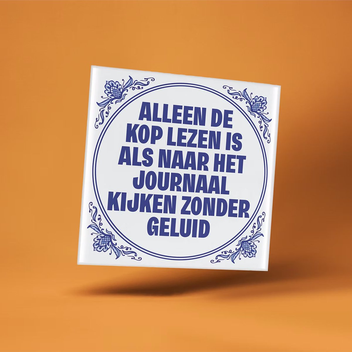 MetBabett's tweet image. 🧠📺 “Alleen de kop lezen is als naar het journaal kijken zonder geluid”. Dit tegeltje snapt jou beter dan je docent maatschappijleer. #Nieuwespreekwoorden