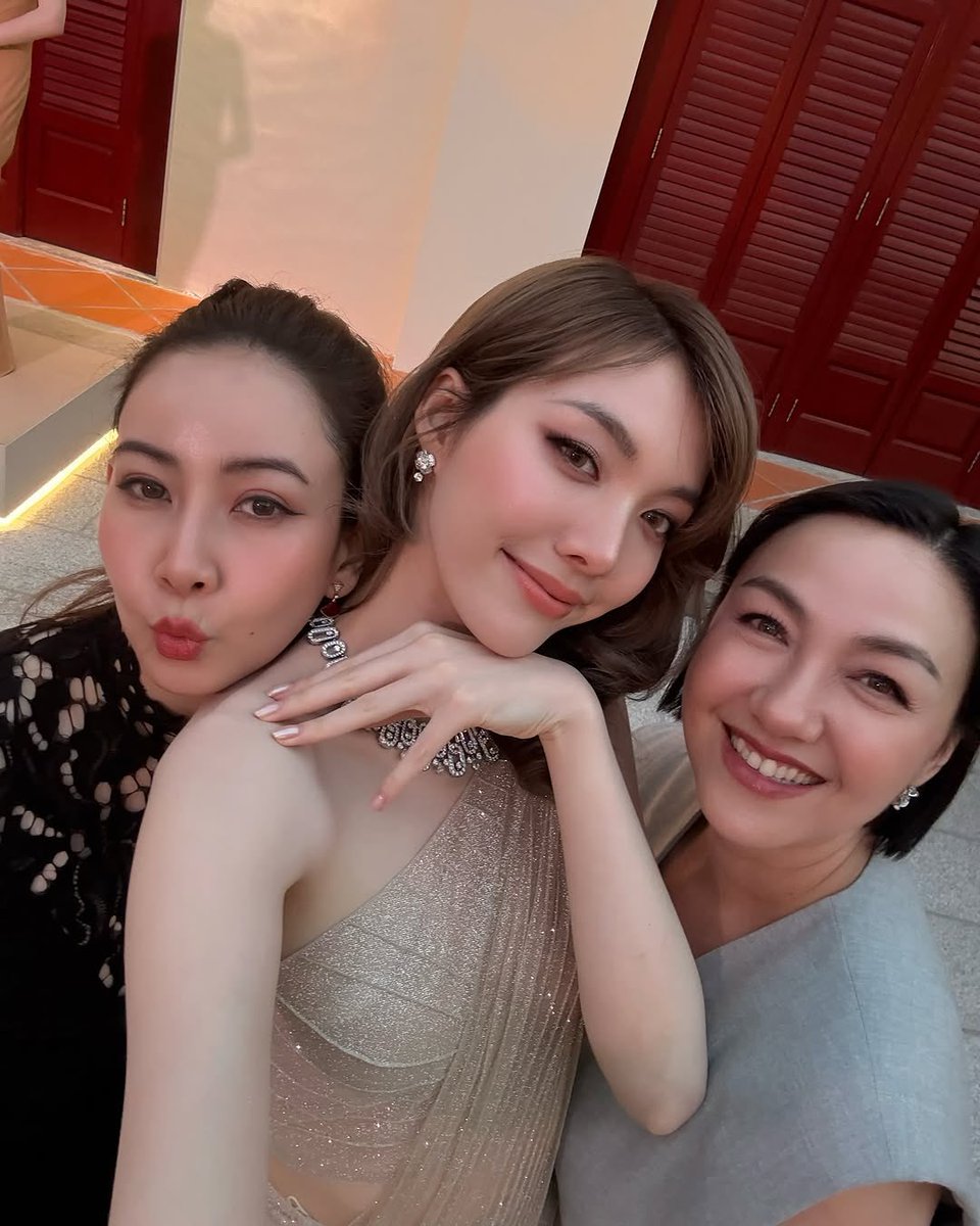 น้องออมอัพไอจี

Queen BVLGARI Of Thailand 🐍

ORM BVLGARI HIGH JEWELRY 
#OrmxBvlgariTrunkShowSG
#Ormkornnaphat 
#ออมกรณ์นภัส