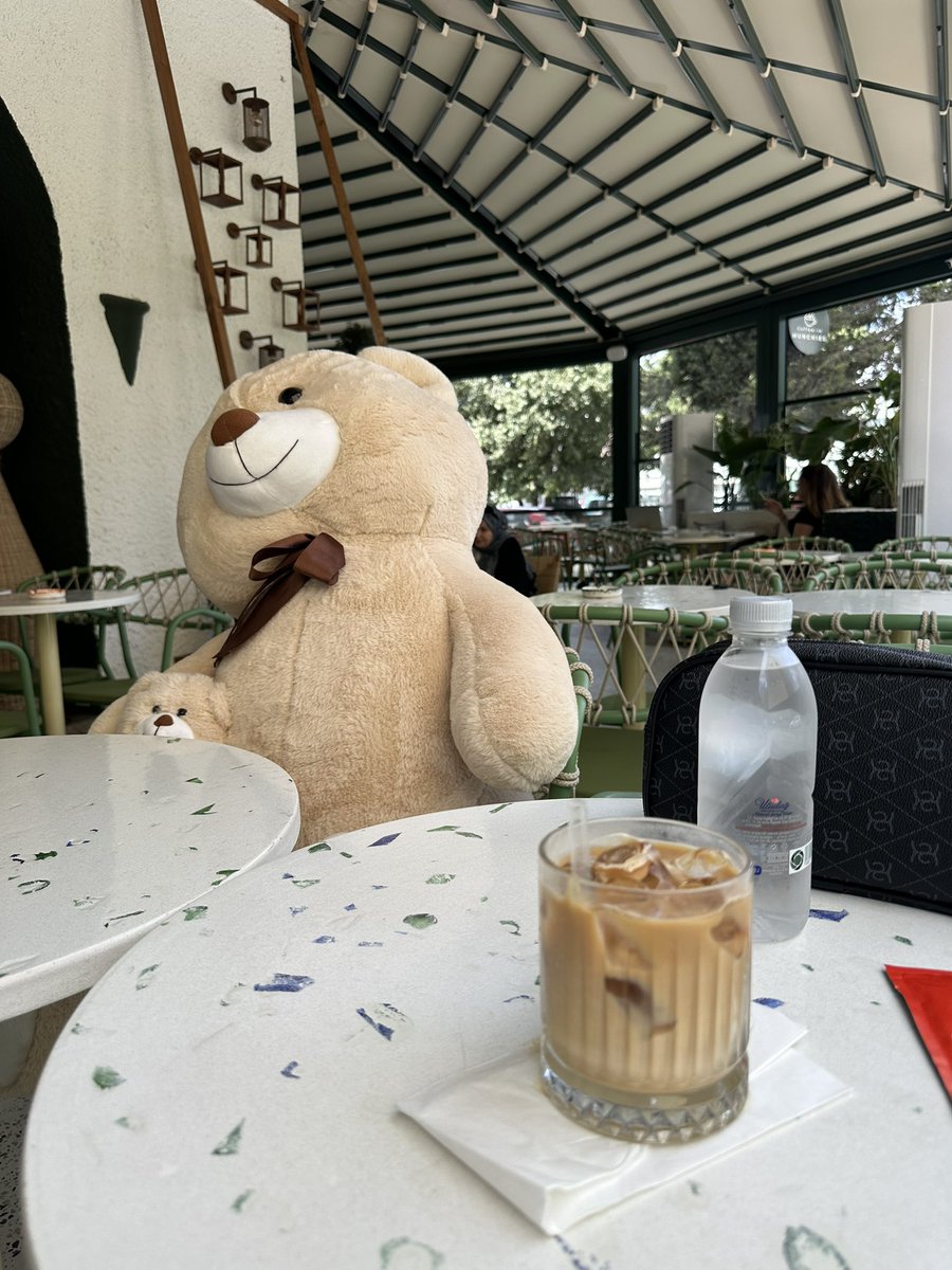 Utanmadan birde çocuğuyla gelmiş :)