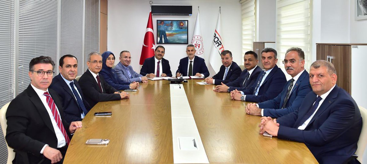 Şanlıurfa’mıza Hayırlı Olsun!

Gençlerimizin sporla iç içe büyümesi, güçlü ve sağlıklı bireyler olarak yetişmesi için şehrimize önemli spor yatırımları kazandırılıyor.

Gençlik ve Spor Bakanlığımız ile Spor Toto Teşkilatımızın destekleriyle sentetik sahalar, yüzme havuzları, spor