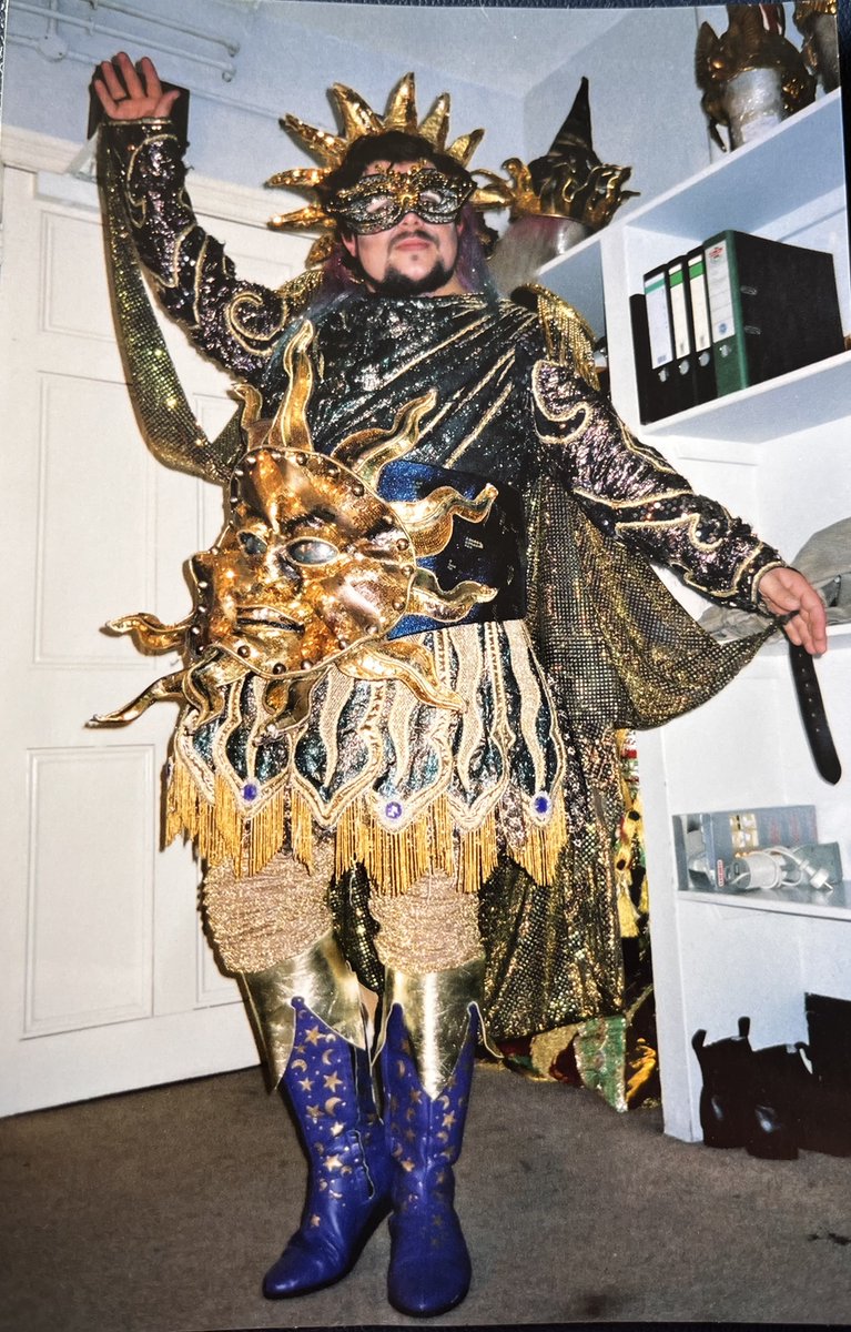 leedavidbowen's tweet image. Recently came across this backstage photo from my time as Piangi in the West End Phantom of the Opera.

It also brought back memories of voicing the role for the 2004 film adaptation.
More on instagram.com/leedavidbowen

#ThePhantomOfTheOpera #Piangi #OperaLife #Charaktertenor
#POTO