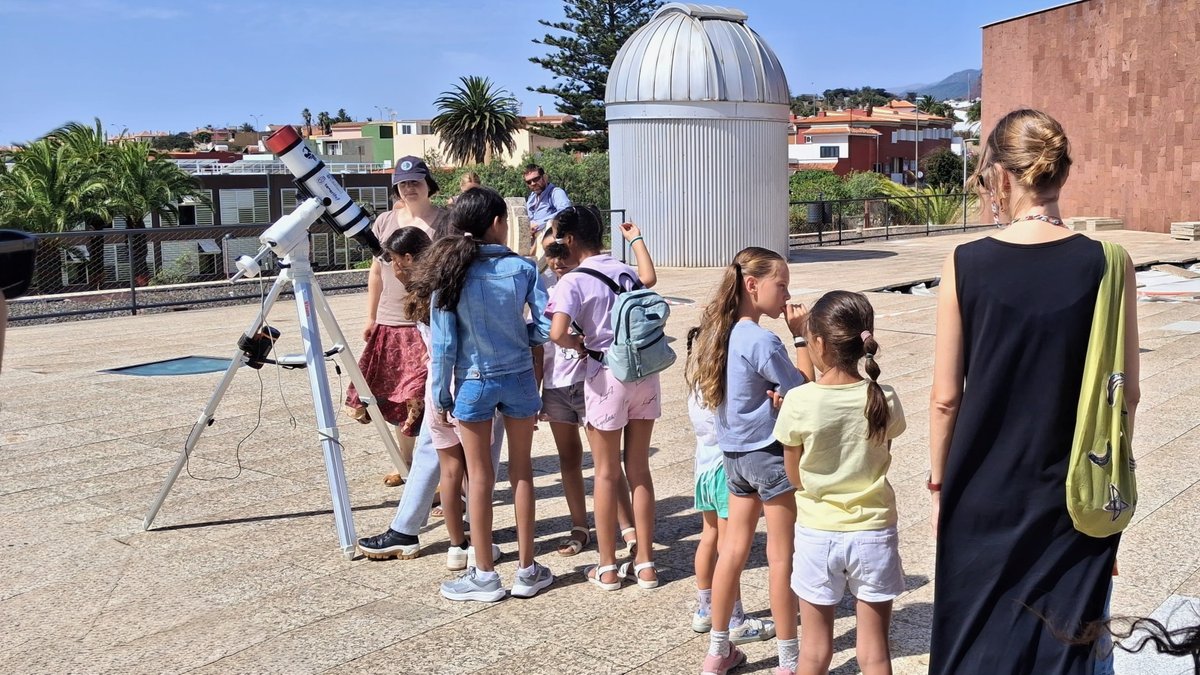 🇪🇭 🌌 El IAC y el #MCC de <a href="/MuseosTenerife/">Museos de Tenerife</a>  han abierto sus puertas a niñas y niños saharauis del programa “Vacaciones en Paz”, junto a sus familias de acogida.

Una jornada de ciencia, cielo y unidad, en el marco del proyecto #Amanar 🌍

👉  iac.es/es/divulgacion…