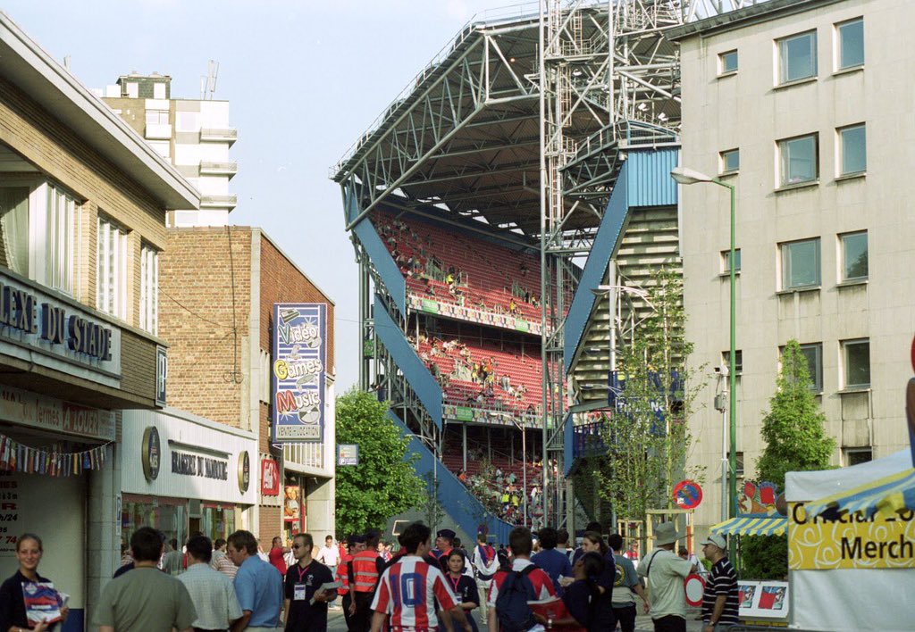 🇧🇪Het Stade du Pays de Charleroi tijdens EURO 2000 was niet voor mensen met hoogtevrees. Het schijnt zelfs dat je op vertoon van je kaartje voor de derde ring ook Airmiles bijgeschreven kreeg.