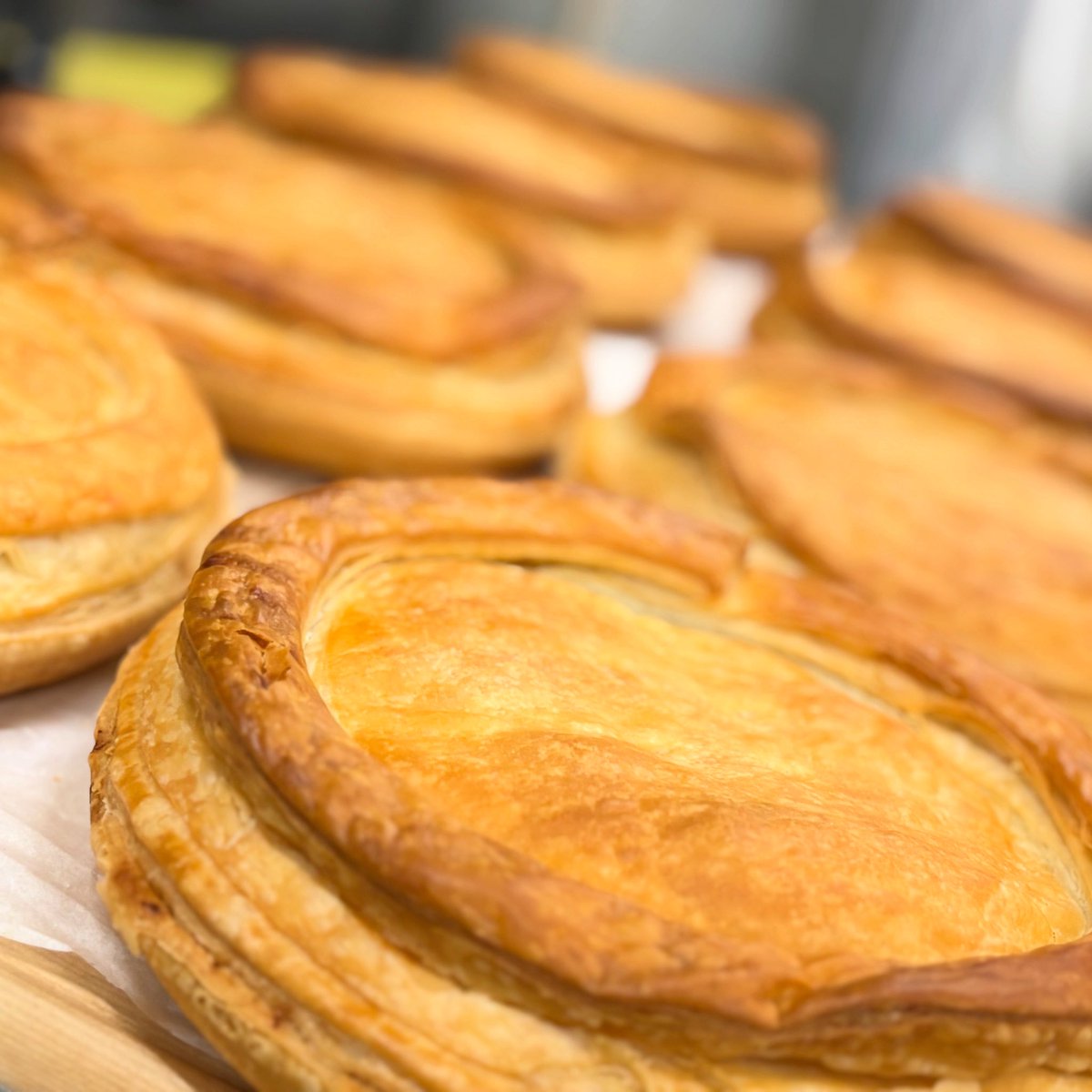 人気のアップルパイが美味しく焼けました。

手作り業務用ケーキメーカー•製造の株式会社全菓（オフィシャル）SNS事業部です。

#手作りケーキ #業務用ケーキ #冷凍ケーキ #シートケーキ #もっと力になれるはず #お菓子で笑顔を #お菓子で笑顔を届けたい #お菓子で笑顔に #7号ケーキ #アッブルパイ