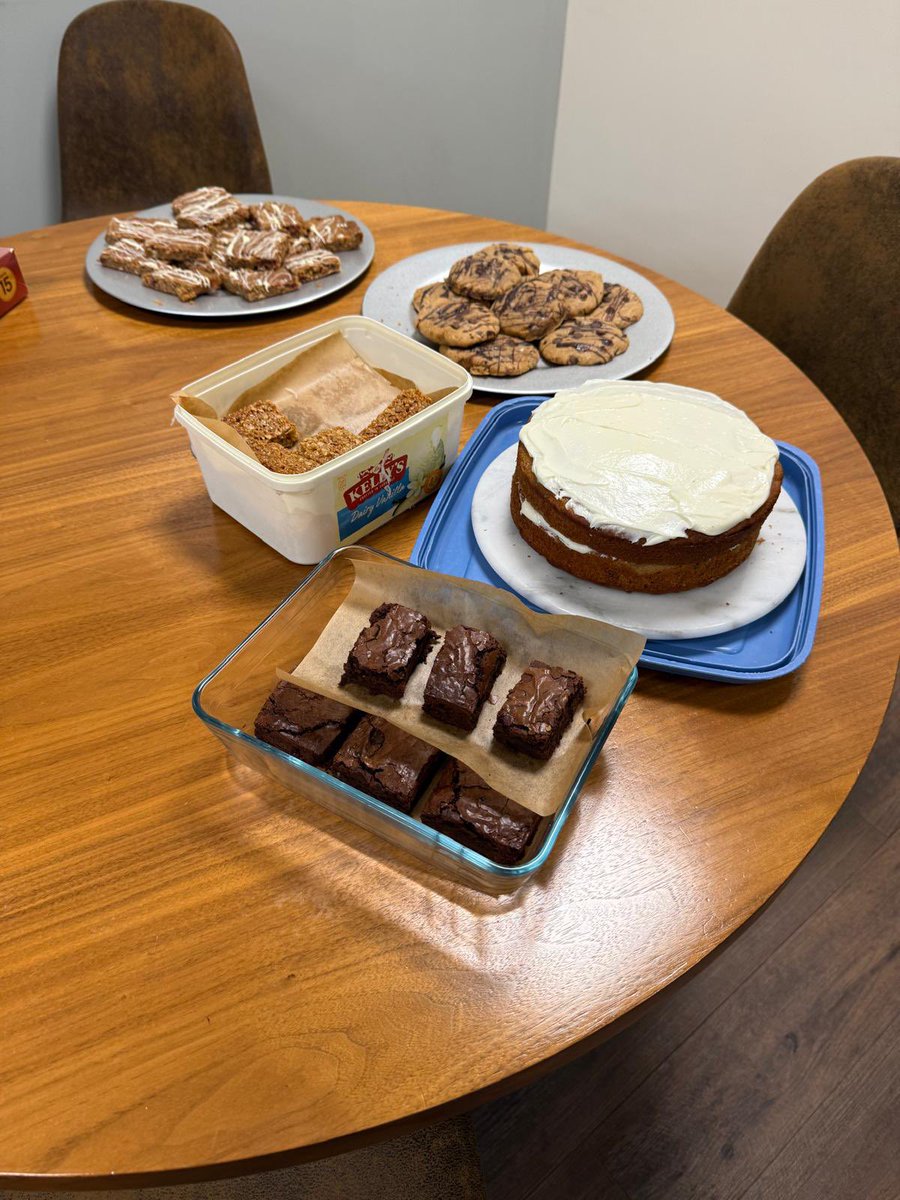MartinTolhurst1's tweet image. Baking, bonding, and giving back! Today’s bake sales across all 4 offices are raising funds for Making Miracles - and a little friendly competition is underway! 🍩💙
 
#TeamTolhurst #BakeOff #MakingMiracles #OfficeFun #CharityFundraising