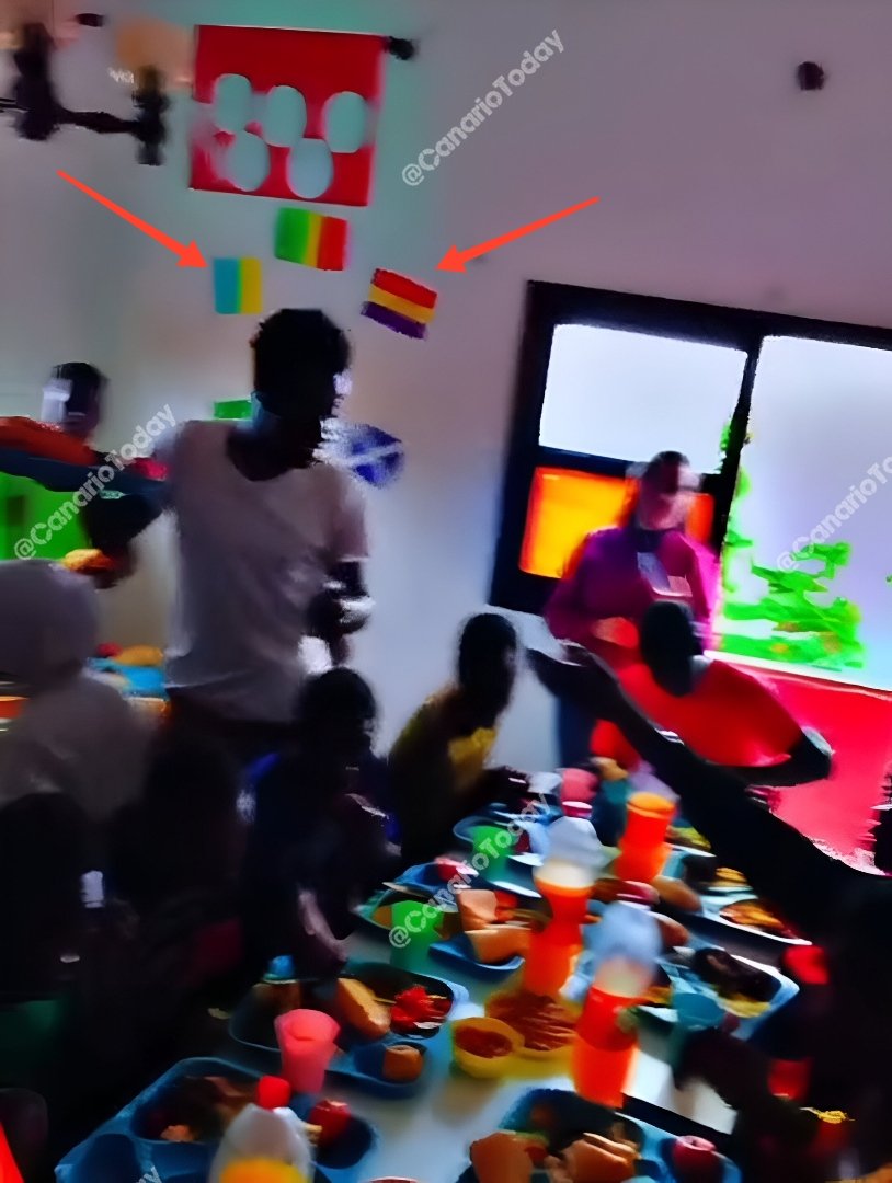 CanarioToday's tweet image. Inmigración ilegal y los futuros votantes de la izquierda.

➡️ Bandera separatista de Canarias y bandera de la segunda república en un centro de MENAs de las islas.