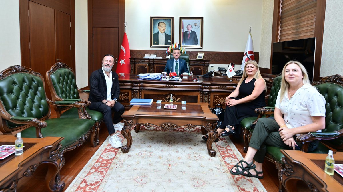 Dünya Kuaförler Derneği Başkanı Mustafa Ceylan ve beraberindekiler Valimiz Sayın Hüseyin Aksoy’u ziyaret etti.
<a href="/ValiAKSOY/">Hüseyin AKSOY</a> 
#eskişehir