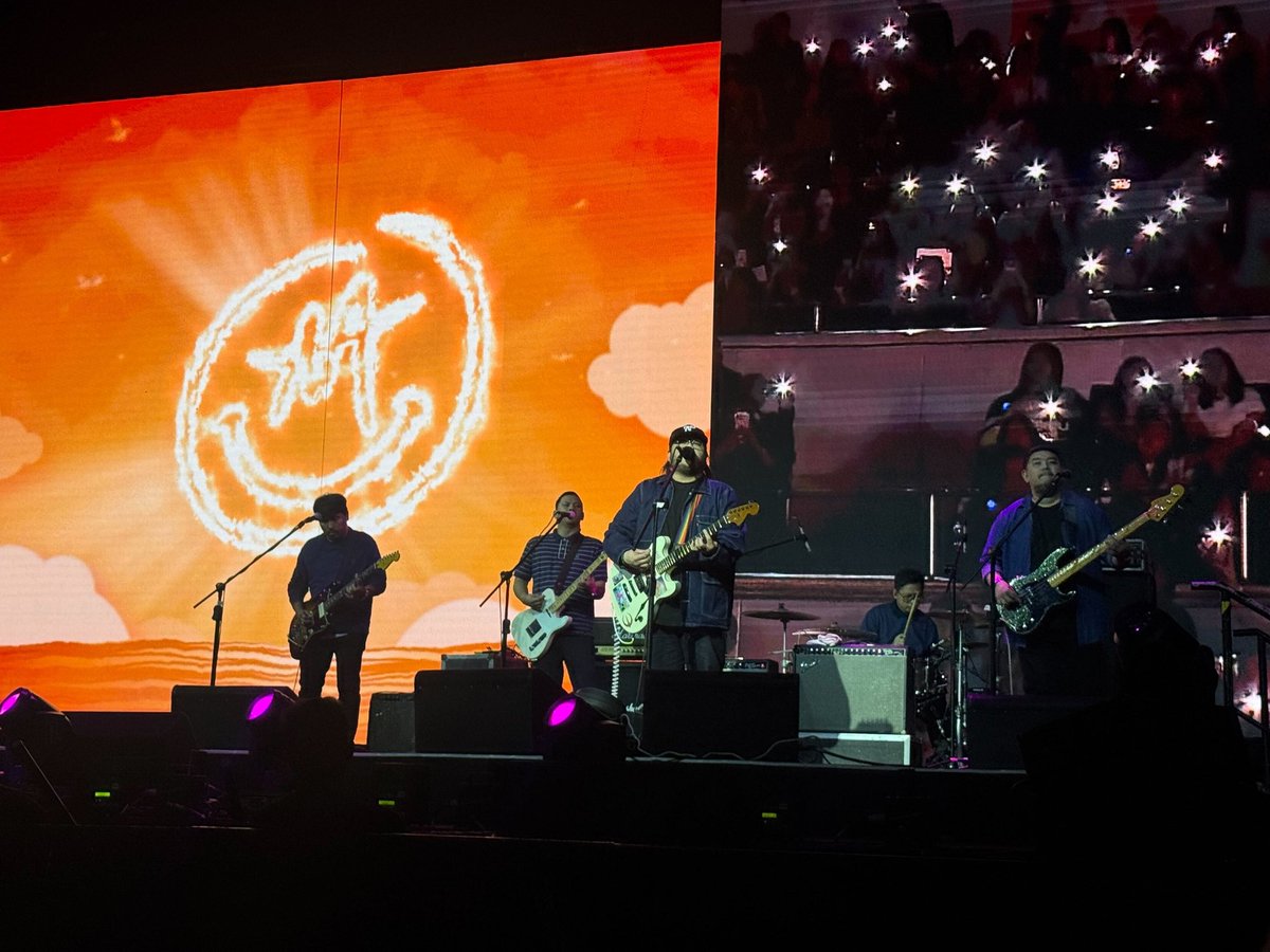 PhilstarNews's tweet photo. #AlagangSukiFest2025 is in full swing!

Belle Mariano, Mayonnaise and Darren Espanto opened the 80th anniversary concert of UNILAB and Mercury Drug with back-to-back performances before a packed crowd at the Araneta Coliseum.

The lineup also features performances from Gary Valenciano, Maki, BINI and other top OPM acts scheduled throughout the night.

📷 https://t.co/pVcFVF1NhE Tobias