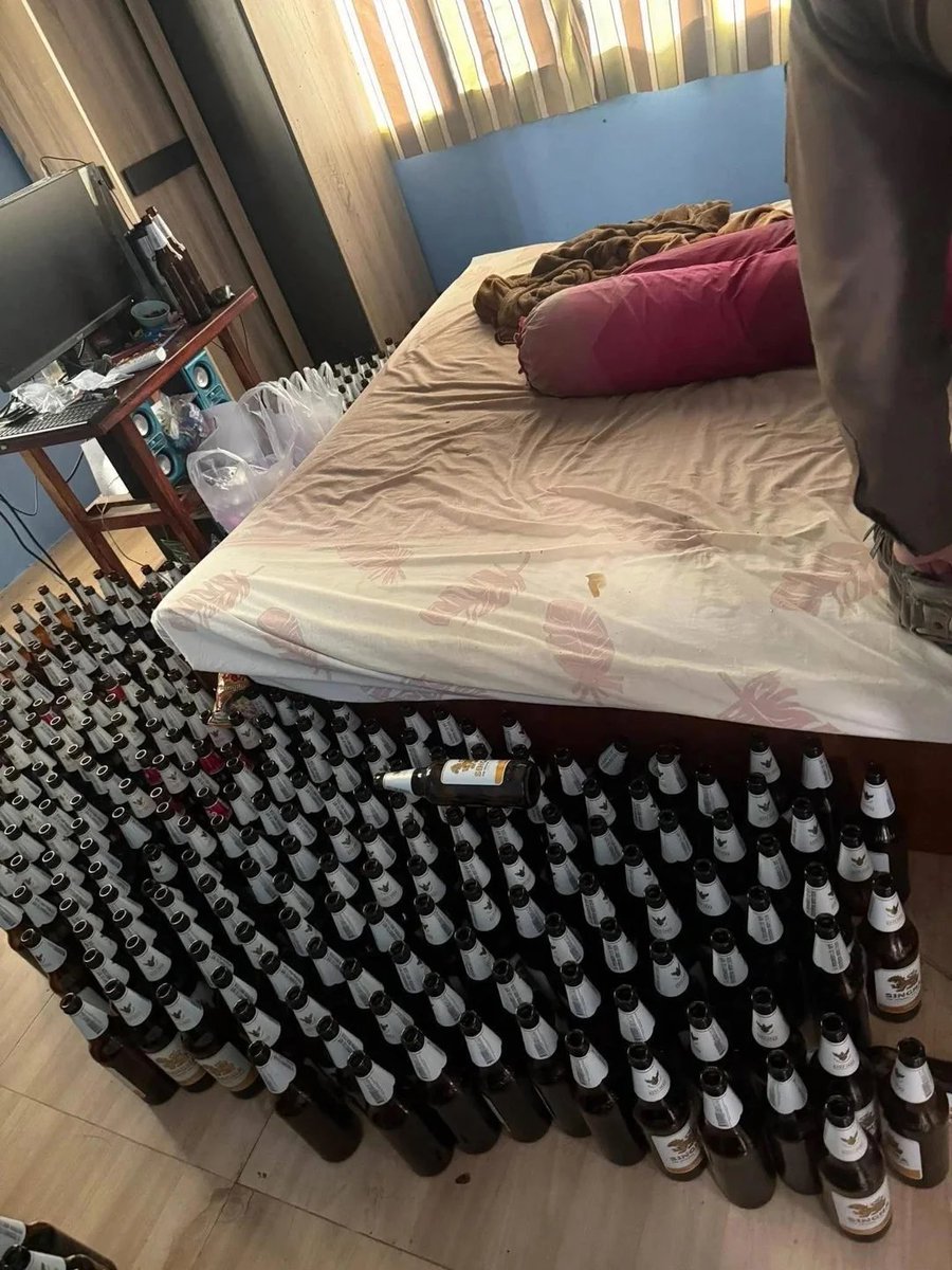 1 ay boyunca yalnızca bira içtikten sonra ölen bir adamın yatak odası.