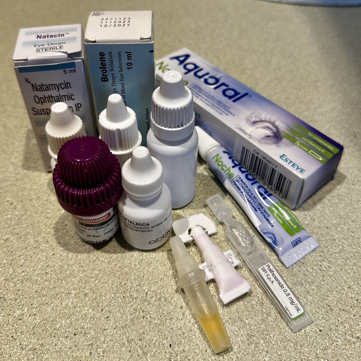 Amigas, ahora que estamos en verano: NO OS BAÑÉIS CON LENTILLAS PUESTAS. Ni en el mar, ni en piscina, ni siquiera una ducha. 
No acabéis como yo 🥲 un año así, y lo que me queda…