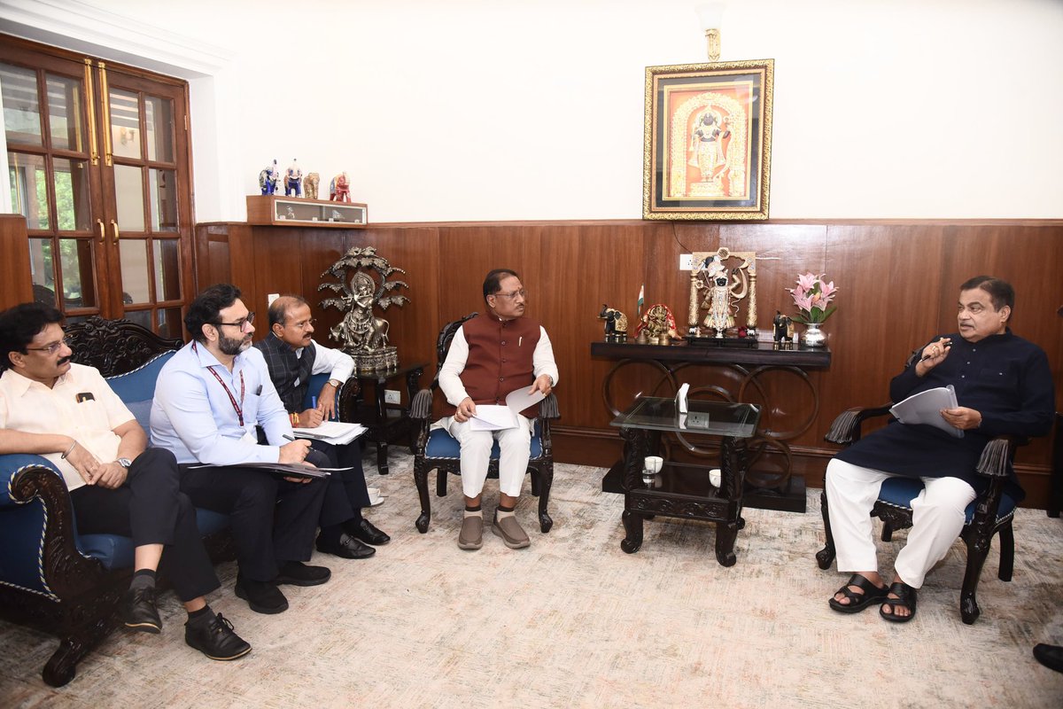 केंद्रीय सड़क परिवहन एवं राजमार्ग मंत्री श्री नितिन गडकरी जी से आज नई दिल्ली में मुख्यमंत्री श्री विष्णुदेव साय ने सौजन्य मुलाकात की। इस दौरान छत्तीसगढ़ में राष्ट्रीय राजमार्गों के निर्माण, सड़क परियोजनाओं की प्रगति और भविष्य की अधोसंरचना योजनाओं पर विस्तार से चर्चा हुई। केंद्रीय