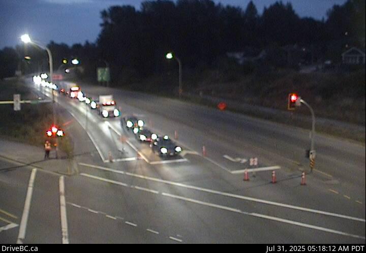 NewsRadioVAN's tweet image. 5:31 #SurreyBC
Heavy paving operation taking place at the intersection of #BCHwy15 and 104th avenue. Westbound lanes closed, both directions down to one lane on the eastbound lanes. 
Watch for delays and obey instructions of crews on the scene. @DriveBC @MainroadLM