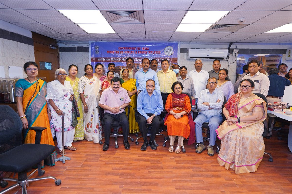 एक सार्थक विदाई! 
सेवानिवृत्त होने वाले अधिकारियों ने पौधे लगाकर हमारे पर्यावरणीय मिशन में योगदान दिया।उनका विदाई उपहार हरित भविष्य के प्रति हमारी प्रतिबद्धता को और मजबूत बनाता है।
डॉ संदीप बंसल, निदेशक, डॉ चारु एमएस, डॉगीतिका, प्राचार्य एवं डॉआरपीअरोड़ा, एएमएस के मार्गदर्शन में।