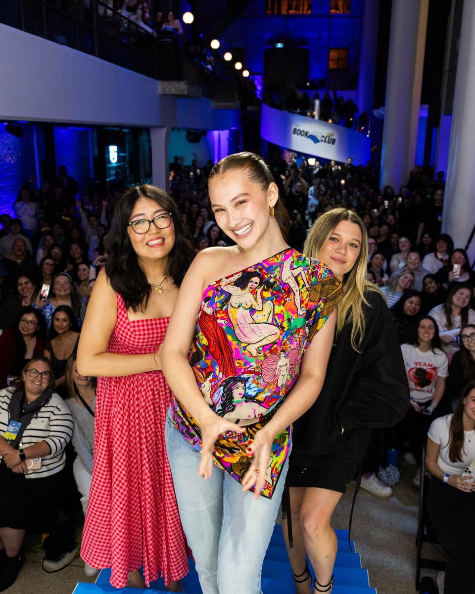 LINDAS! Lola Tung com Rain Spencer e Jenny Han no Prime Book Club em Sydney, na Austrália hoje - 31 de Julho.