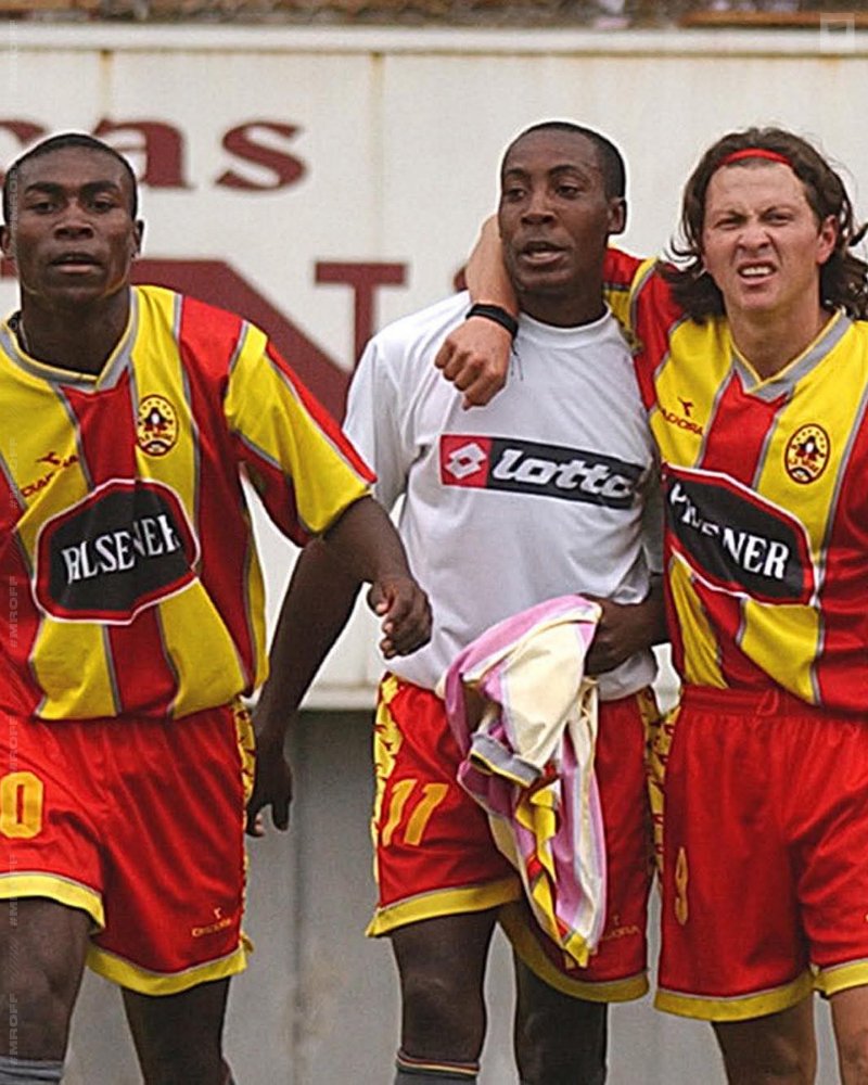 Joffre Guerrón, Walter Iza y Gustavo Figueroa en Aucas. (2003)

Dinamita, un Conejo y un Potro sueltos en Chillogallo.