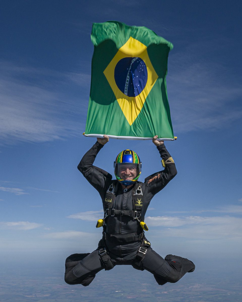 eduesteves's tweet photo. @BolsonaroSP @realDonaldTrump Brasil será nosso novamente! Desejo de um paraquedista para seu pai paraquedista!! @Eduskydive https://t.co/tPkDkeHjxD
