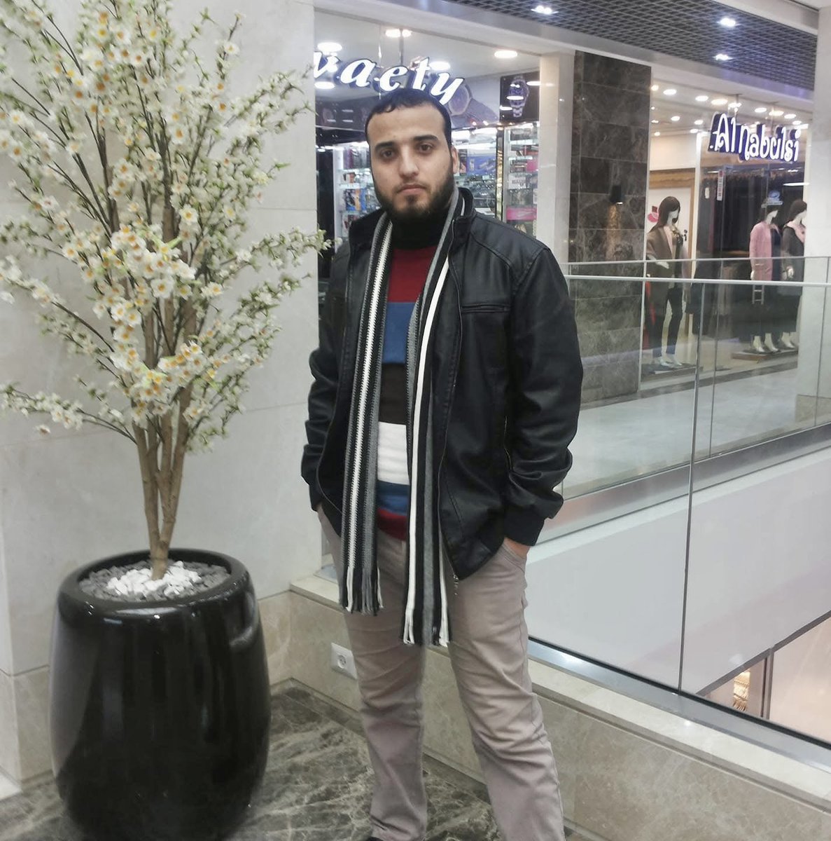 Sevgili kardeşim ve dava arkadaşım Muhammed Ayyaş… Bir yıl önce annesini ve tüm kardeşlerini, bir savaş uçağının acımasız saldırısında kaybetti. Annesi, kardeşleri bir anda şehadete yürüdü. Muhammed geride kaldı; yalnızca eşi ve çocukları vardı artık. Koca bir boşlukla, tarifsiz