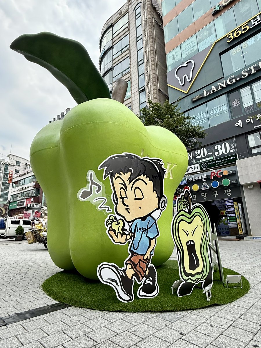 MarkLee_Bar's tweet image. ‧ 𐙚ﾟ⁺⊹ 𝕄𝕒𝕣𝕜 𝕋𝕙𝕖 𝕎𝕠𝕣𝕝𝕕 🍏💭 ໑ ₊˚⟡
5미터 높이의 "The Firstfruit" 씬 설치

설치 장소: 서울시 서대문구 연세로 명물길에서, 신촌 uplex백화점 맞은편입니다.
설치 기간: 7월 31일 - 8월 3일

#마크 #MARK #マーク #NCT