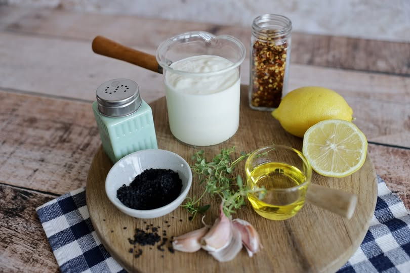 RediscoverDairy's tweet photo. Easy Amasi Dip
1 cup maas
1 and 1/2 tablespoons olive oil
2 cloves of garlic – crushed
A good pinch of fresh thyme
Juice of 1 lemon and it’s zest
Chilli flakes (optional)
Salt and Pepper
Mix in a small bowl. Serve with finger snacks like chicken strips, meatballs, baby corn, etc. https://t.co/kAXFxiKd5U