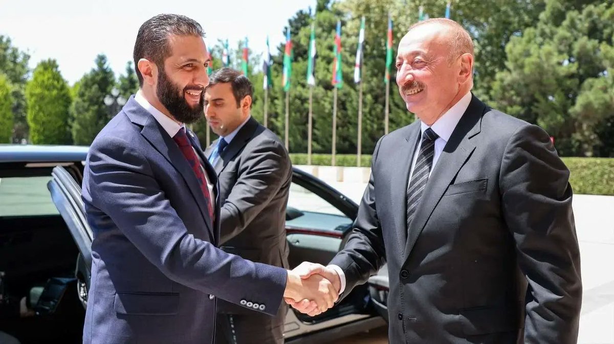 ultra_ehsan's tweet image. تقلیل عرصه سیاست خارجی، منافع ملی و امنیت کشور به مسائل قوم و خویشی و قومیتی و چشم پوشی از عوامل استراتژیک و ژئوپلیتیک و بی توجهی به تضاد منافع بازیگران قفقاز و مطامعشان خطرناکه. فرستادن سیگنال های اشتباه و مقصر دانستن  ما و سفید شویی اقدامات علیف صهیونیست را چه میتوان نام گذاشت؟