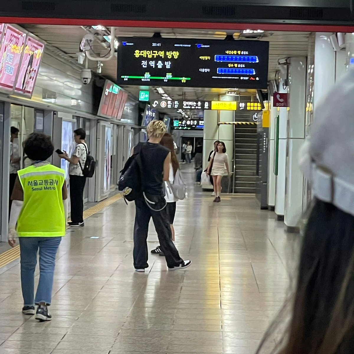 ถูกต้องนะ ดังแล้ว เดบิวต์แล้ว เมื่อกี้เพิ่งเฉิดฉายบนเวลากับซึงฮัน แต่ยังกลับบ้านด้วยรถไฟใต้ดิน นี่แหละแบบอย่างของคนช่วยลดโลกร้อนด้วยการใช้บริการขนส่งสาธารณะ คโยฮงเก่งอะ5565555666555