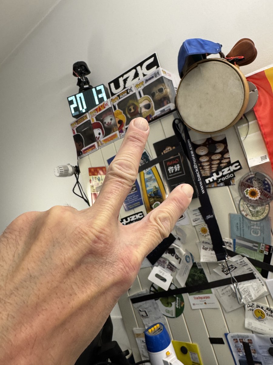 This is the kind of photos you love to receive as an event maker : a tribute to #music, to UZIC and to the mUZIC.radio festival at the same time ! Thanks Manolo  for sharing and showing such an enthusiasm  📷
#radiostation #electronicmusic #freeevent #lausanne #geneva