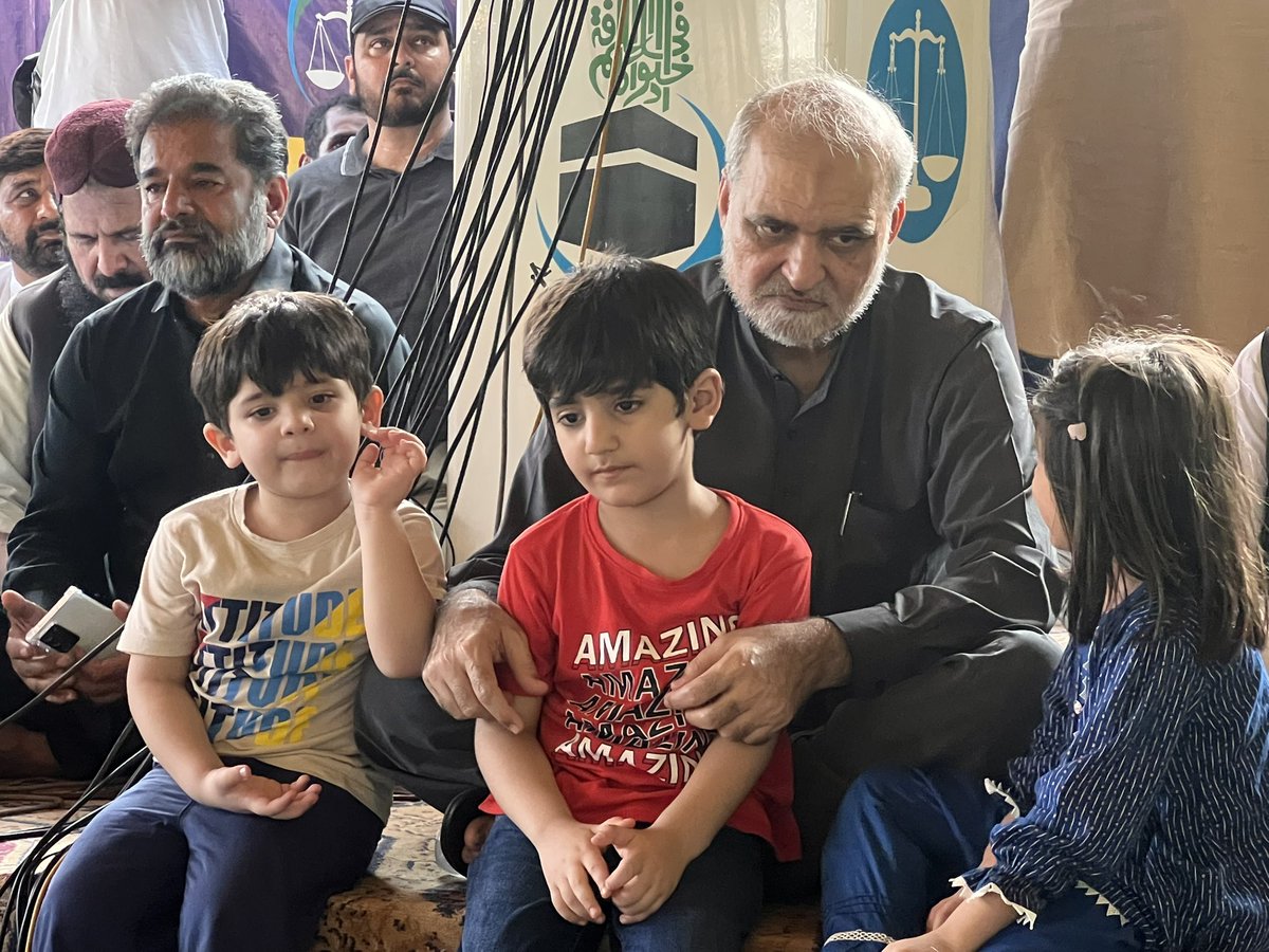 Shakil Ahmed Turabi (@saturabi) on Twitter photo لاہور!
حق دو بلوچستان کا دھرنا
دلوں میں زندہ رہنے والے جماعت اسلامی کے شیردل راہنما مرحوم حافظ سلیمان بٹ کی تیسری نسل، امیر جماعت اسلامی پاکستان جناب حافظ نعیم الرحمن کی گود میں بیٹھ کر اہلیان بلوچستان سے اظہار یکجہتی کررہی ہے۔<a href="/NaeemRehmanEngr/">Naeem ur Rehman</a> <a href="/JIPOfficial/">Jamaat e Islami Pakistan</a> <a href="/KarachiJamaat/">Jamaat e Islami Karachi</a> لاہور!
حق دو بلوچستان کا دھرنا
دلوں میں زندہ رہنے والے جماعت اسلامی کے شیردل راہنما مرحوم حافظ سلیمان بٹ کی تیسری نسل، امیر جماعت اسلامی پاکستان جناب حافظ نعیم الرحمن کی گود میں بیٹھ کر اہلیان بلوچستان سے اظہار یکجہتی کررہی ہے۔<a href="/NaeemRehmanEngr/">Naeem ur Rehman</a> <a href="/JIPOfficial/">Jamaat e Islami Pakistan</a> <a href="/KarachiJamaat/">Jamaat e Islami Karachi</a>